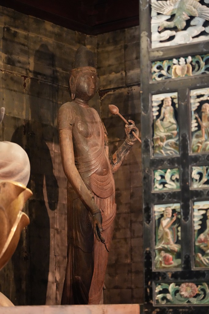 ご本尊・木造薬師如来坐像（兵庫県指定文化財）、木造聖観音菩薩立像、木造千手観音立像