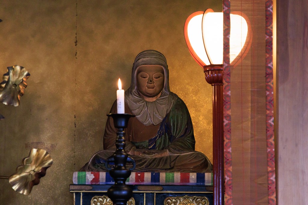 本堂におまつりされる僧侶のお像