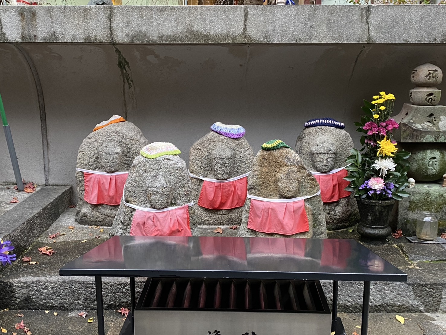 へそ石・境内におまつりされる石仏群