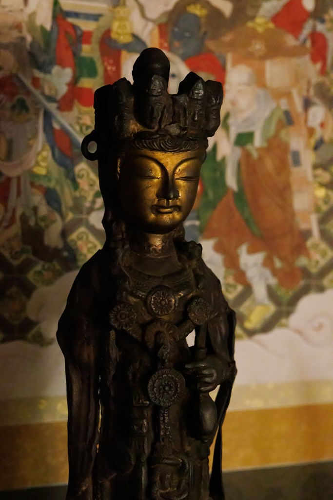 ご本尊・阿弥陀如来像と本堂におまつりされる仏さま