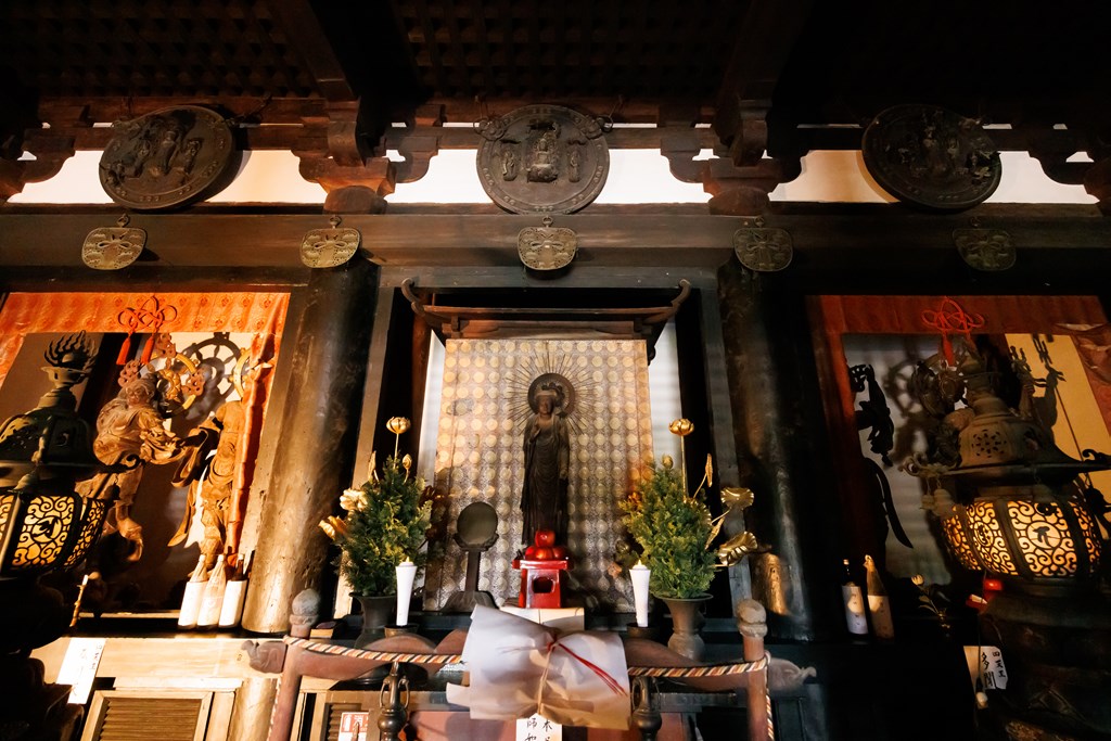 ご本尊・薬師如来像と脇を固める四天王像（神戸市指定文化財）と十二神将立像